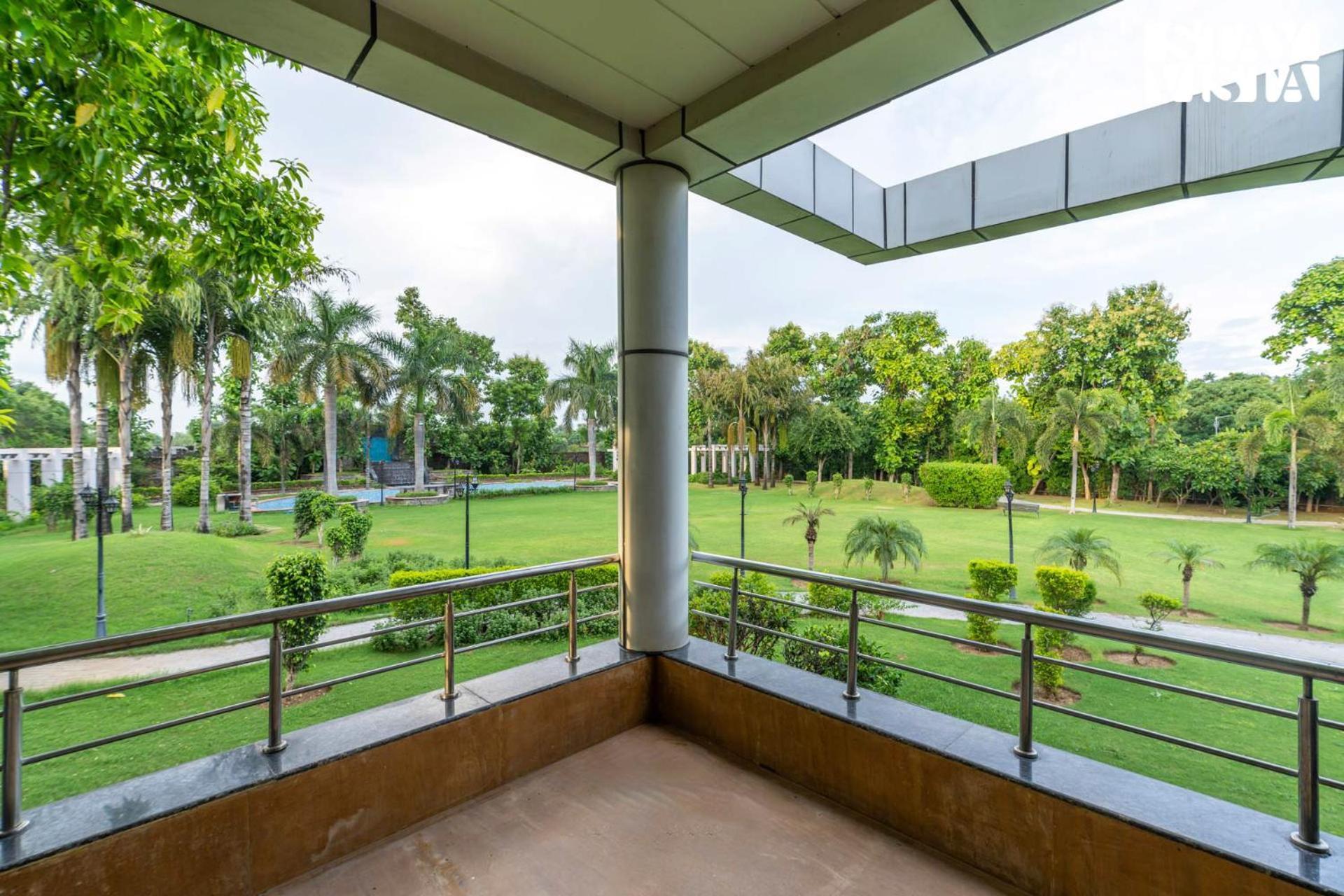 Stayvista At Wandering Vines Indoor Pool 4Bhk Luxury Villa In Delhi Sohna المظهر الخارجي الصورة